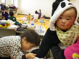 帰り支度したEくんのおててを探すKくん