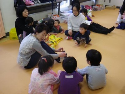 英語の歌を歌いながら、足のゆびを一本一本…