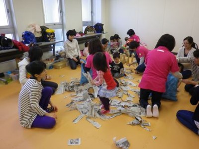 つぎは新聞紙をみんなで袋に入れますよ～♪