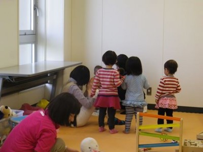 午後から来た人たち、赤ちゃんを見に行く