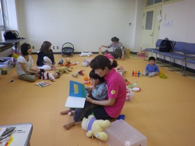 絵本読んで～♪と膝に来るかわいこちゃん❤