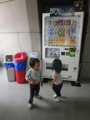 売店前の自販機も観察（？）