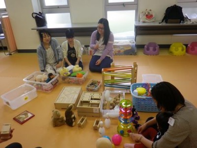 今朝はママさんたちより先に社会福祉学科の学生さんたち3人が遊びに来てくれました♪