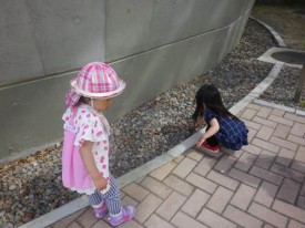 石遊び中の二人