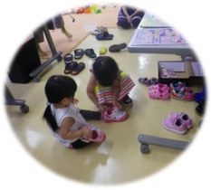 リサイクルのくつを吟味する女の子たち