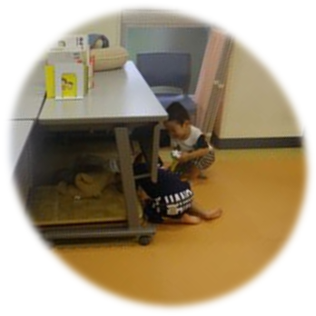 机の下にする？