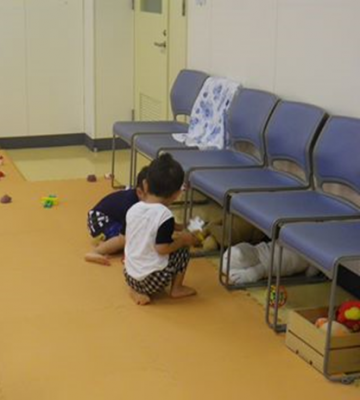 イスの下にする？