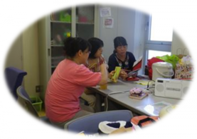 子育ち支援グループ「モモ」の棟方さん・山田さん・戸沼さん（打合せ中♪）