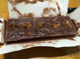 帰ってから冷蔵庫で冷やしておいたくじら餅、それらしくできてます