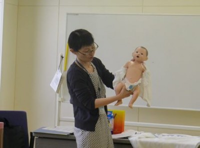 熱が上がりきった後どこを冷やすと効果的か、赤ちゃん人形で説明