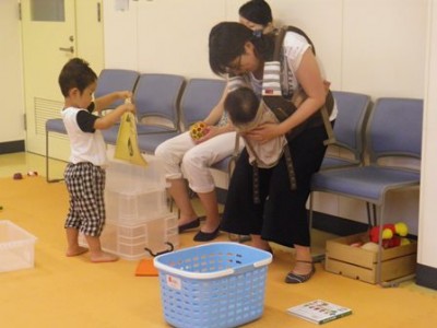 ママに、絵本ならぬ“Let'sげんき！”を読み聞かせ（？）するFくん