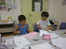 書いたり切ったり、はさみを使って集中する二人