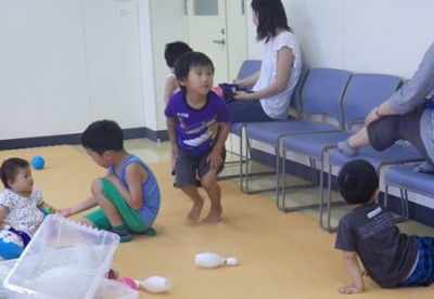 よその赤ちゃんも妹のようにかわいがります♪