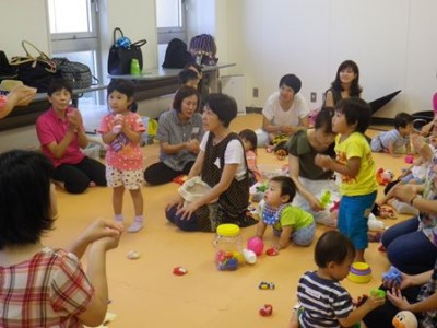 手の中のハンカチが何に変身するかな？