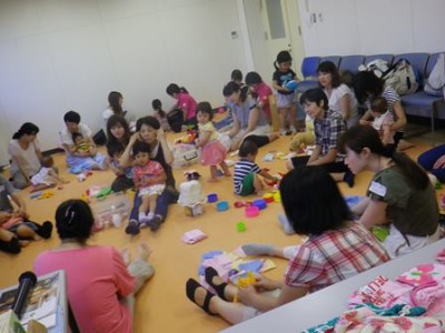 ママのひざで、わらべうたに合せて動きます