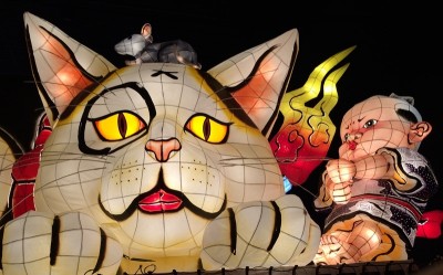 北村麻子さんのねぶたの後ろ、ねこと子ども、かわいい❤