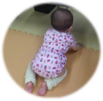 机の下をのぞく後ろ姿