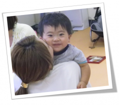 ママからチュッされながら目が合ったRくん♪