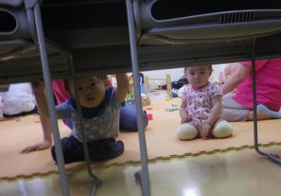 机の下から、こんにちは