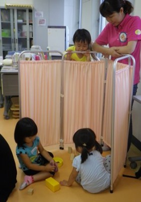 食べ物屋さんの女の子たちはお料理中。上には、できあがるのを待つお客様