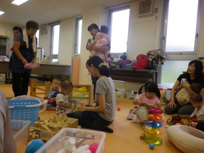 小さい人たちは抱っこされて待ってます♪