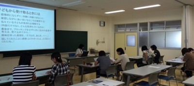 二人一組でワークをしながら、きく側、伝える側を体験