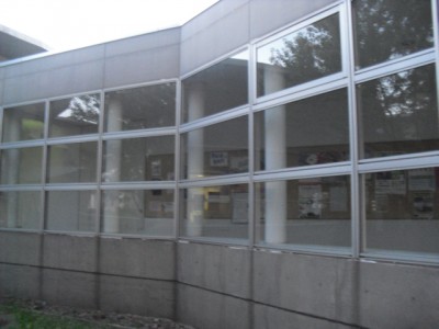 続く廊下の先がA棟