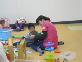 Kくんと絵本を読んでいるその奥に…