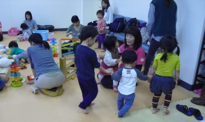 手をつないでるところがカワイイ♪