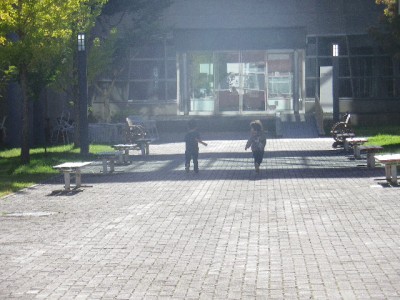 まぶしい光の中を走る二人