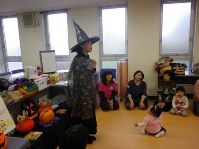 魔女の正体は「英語で遊ぼう」をやってくれる、ラボ・パーティの白取さんでした❤