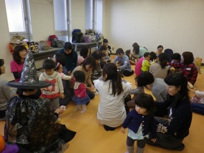 透明手袋にポップコーンをつめて、スケルトン(がいこつ)の手をつくりました♪