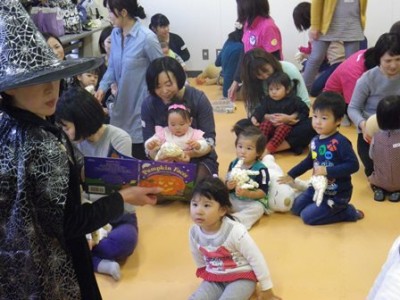ハロウィンにちなんだ絵本の読み聞かせ