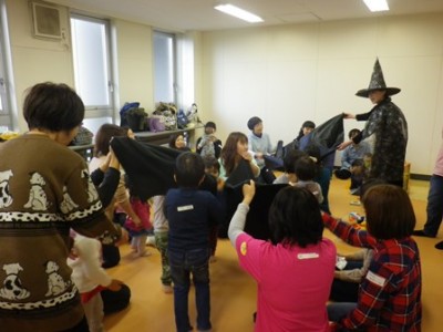 黒い布を大きなお鍋に見立てて…