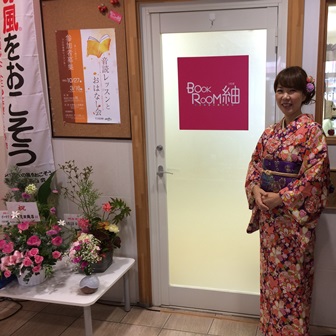 紬の入口前で、チーム紬・代表の千代谷さん