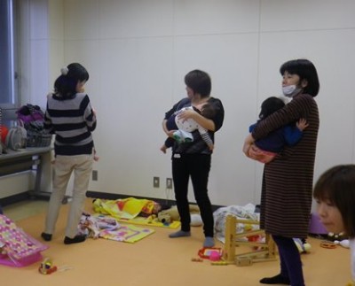 寝るかな~…と、チビちゃんをあやすママたち❤