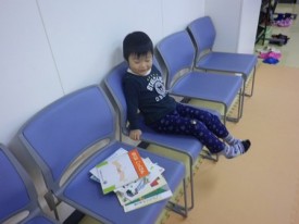 一緒に読もう!って、私のところに本をいっぱい持ってきたKくん❤