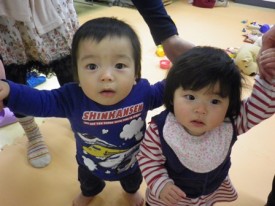 つかまり立ち期の二人