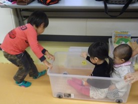 車ごっこ。チビちゃんたちを乗せてしゅっぱ~つ!